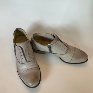 Boutique 9. Loafer. Size 7 1/2M. Pale Grey/Light Taupe.